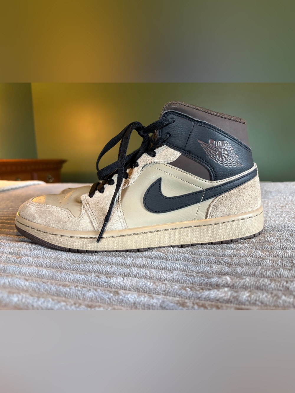 Men’s Air Jordan Mid khaki black sneaker